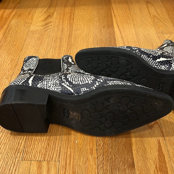 Coach leather snakeskin booties size 7.5 amazing condition - Picture 5 of 5